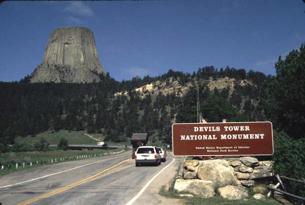 200-Devils_Tower_Entrance